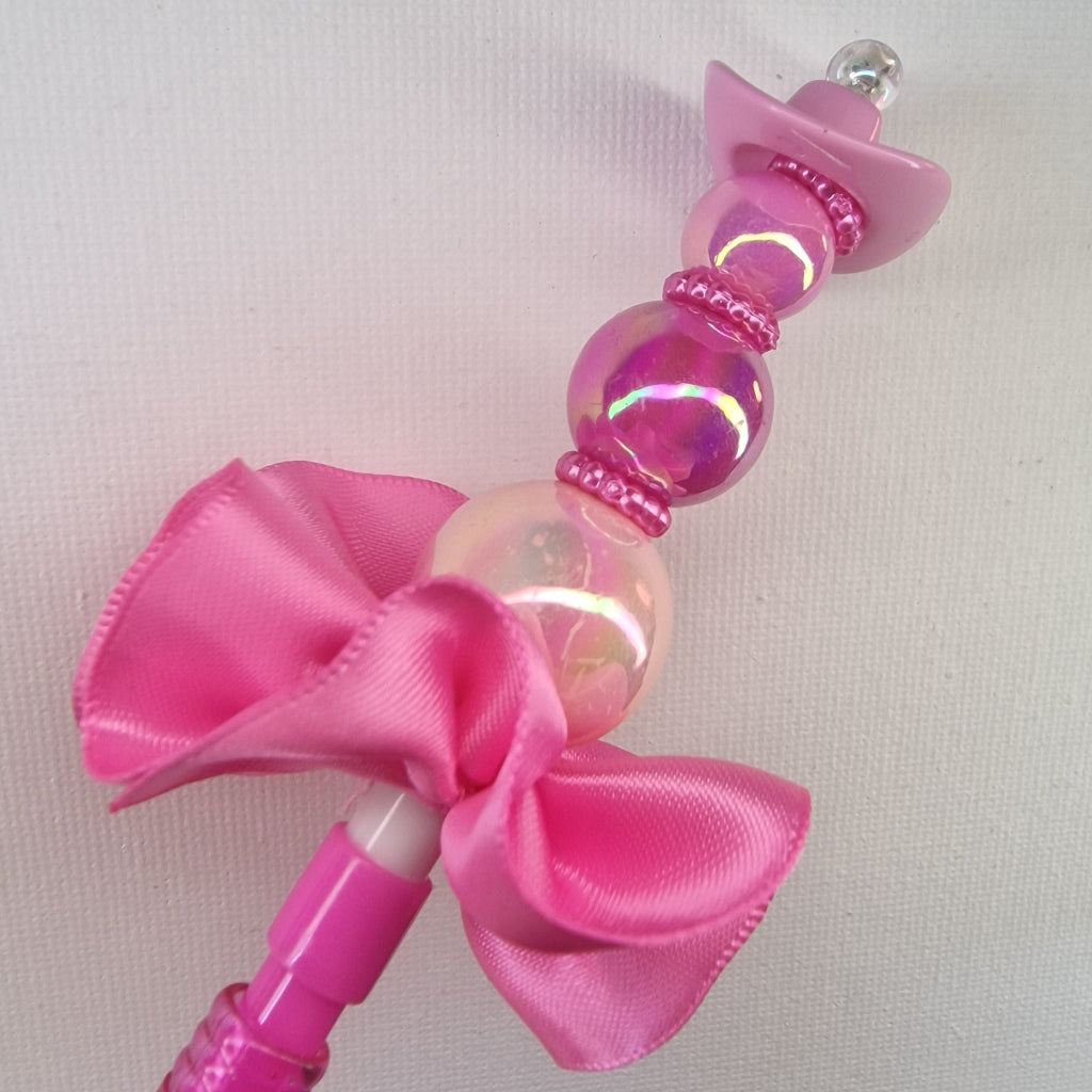 Handversierd roze vulpotlood met rokjesdesign en cowboy hoedje – detailfoto
