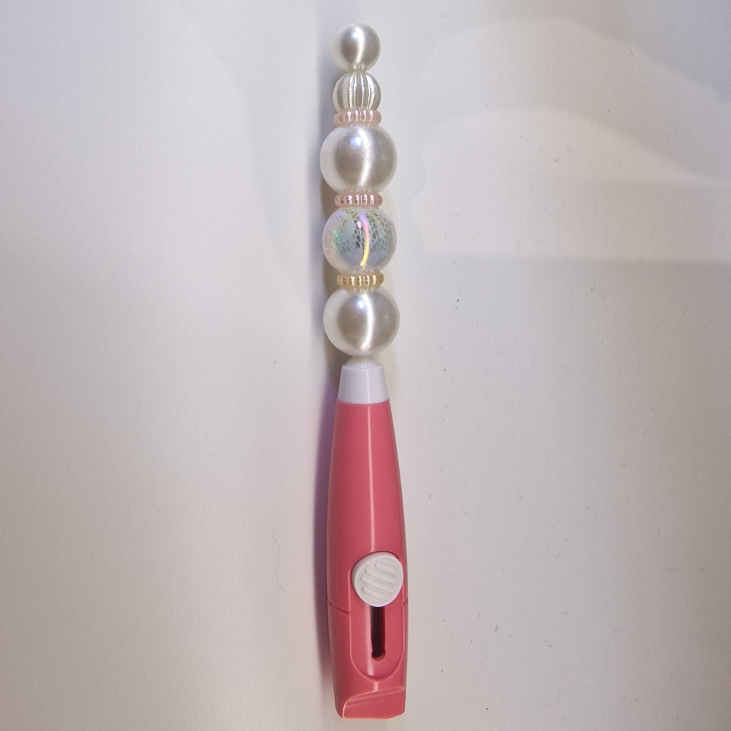 Handversierd hobbymesje in pastel wijnrood met witte parelmoer kralen – vooraanzicht
