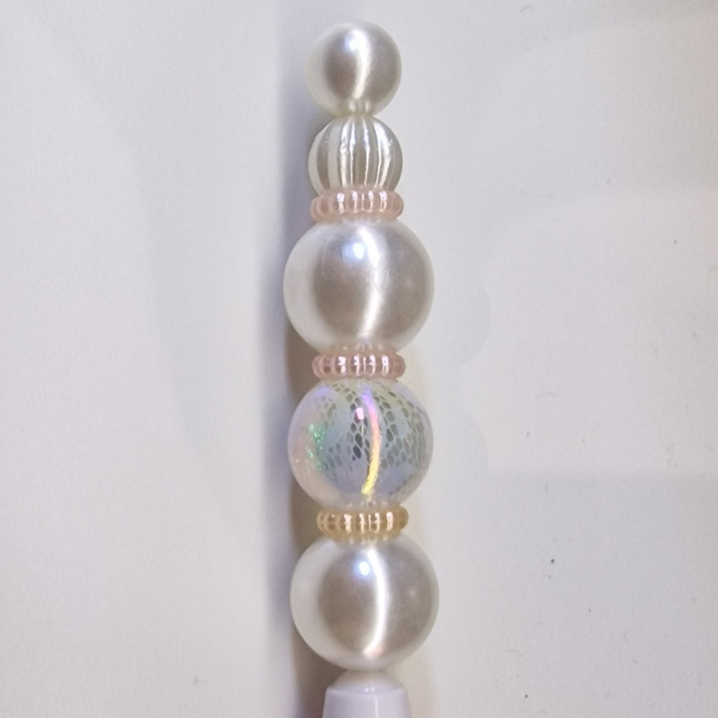 Handversierd hobbymesje in pastel wijnrood met witte parelmoer kralen – detailfoto
