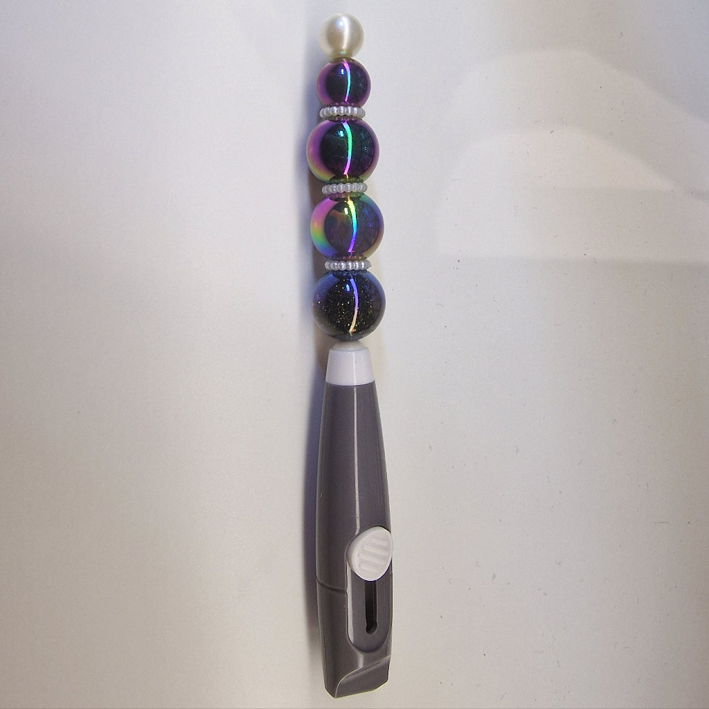 Handversierd hobbymesje met donkerpaarse en aubergine kralen – vooraanzicht

