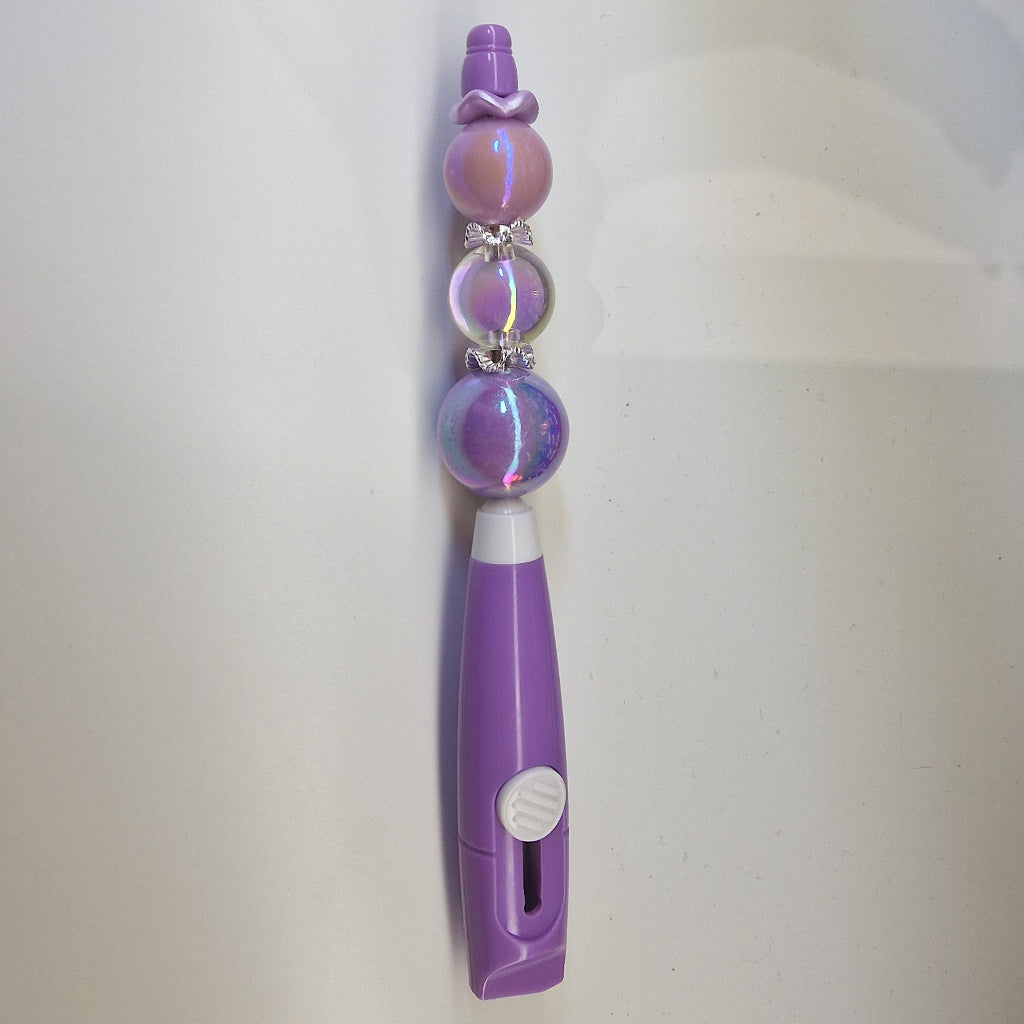 Handversierd hobbymesje met paars/lila kralen en zilverkleurige retro spacers – vooraanzicht
