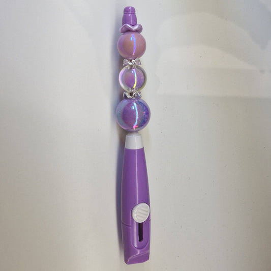 Handversierd hobbymesje met paars/lila kralen en zilverkleurige retro spacers – vooraanzicht
