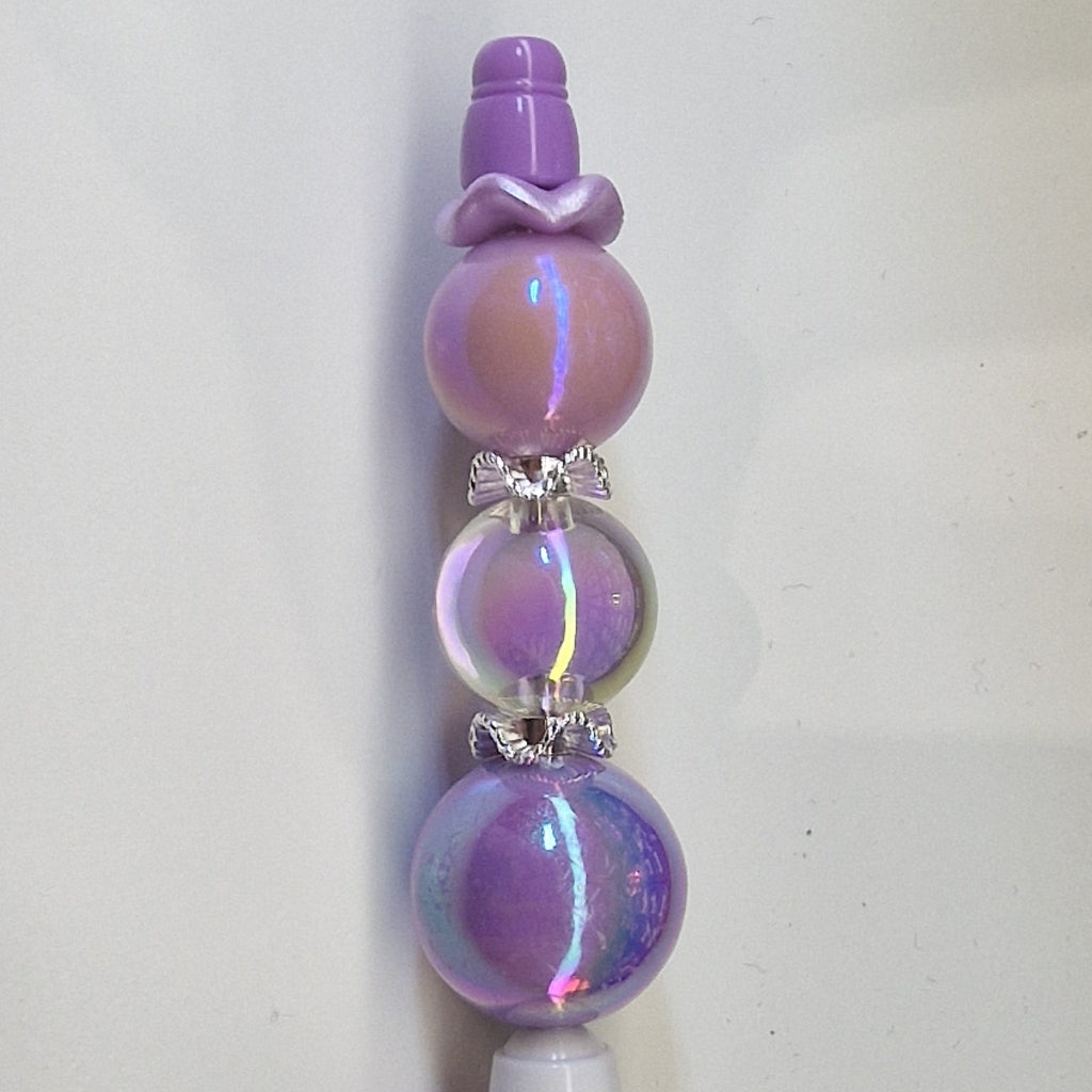 Handversierd hobbymesje met paars/lila kralen en zilverkleurige retro spacers – detailfoto

