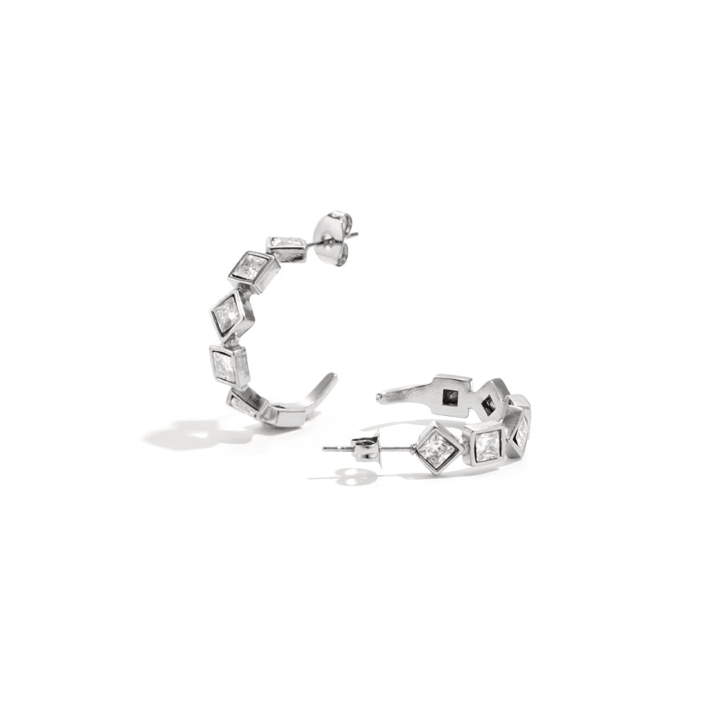 Oorbellen met speelse strass accenten